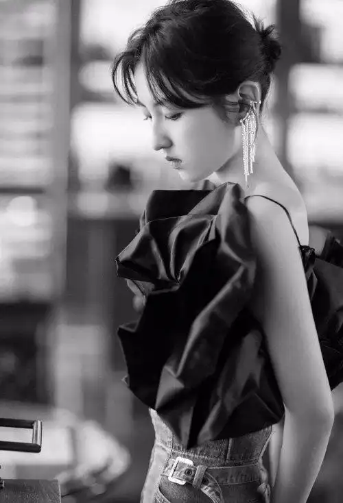 女生超短头发的扎发方法 扎个小可爱辫子开心出门