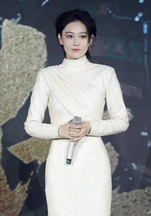 张馨予长得白穿衣自由时髦礼服领子开到胃白嫩肌肤真加分