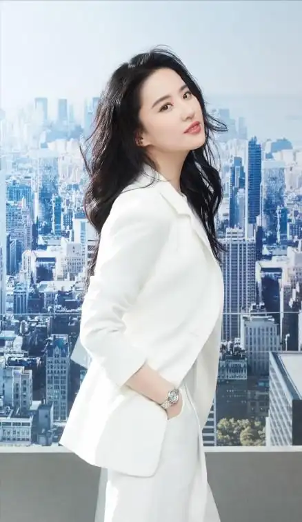 女神刘亦菲时尚大片曝光,西装配皮裤飒气十足,仙女耍酷不一般