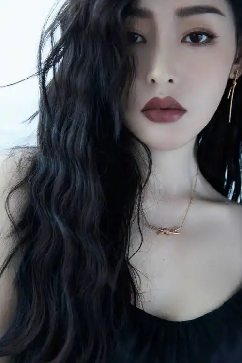 张天爱穿黑色吊带裙大秀好身材!肤白貌美大长腿性感撩人