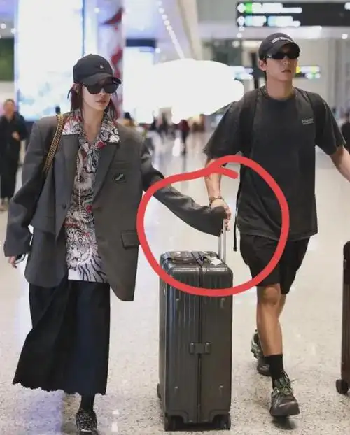 明星春节秀恩爱井柏然刘雯逛动物园接地气钟楚曦侯雯元粘一起