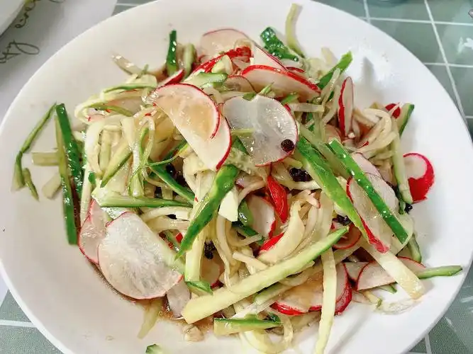 超简单凉菜黄瓜丝拌樱桃萝卜清爽开胃