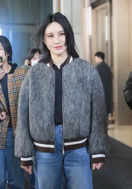 尚雯婕浪姐5《乘风2024》上班路透,身穿灰色毛绒外套简约利落