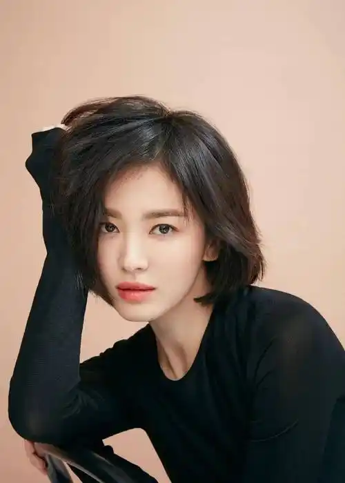 一起来看看被韩国称为"具有最完美脸型"的宋慧乔是怎么利用发型,打造