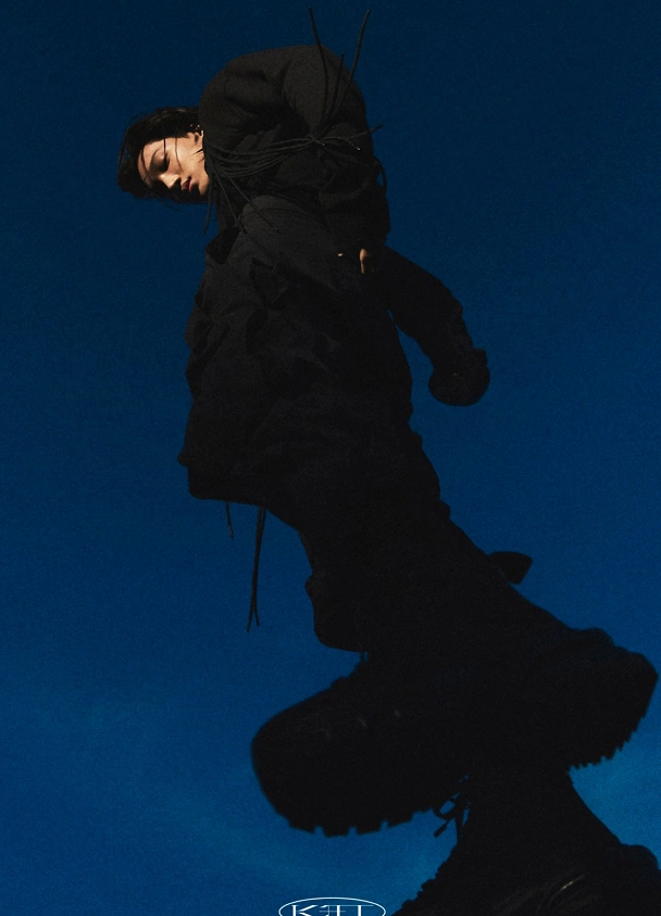 向粉丝展示solo专辑不小心剧透小卡金钟仁慌张的眼神亮了