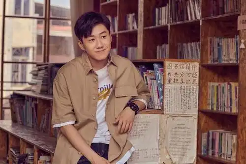 姜冠南休闲写真曝光 随性搭配阳光帅气