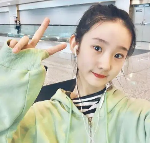 张艺凡可爱自拍