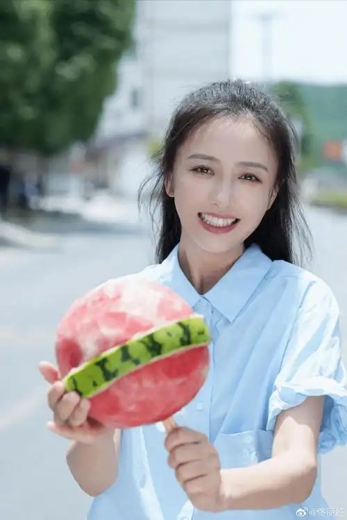 佟丽娅分享夏日美照,手捧西瓜棒棒糖俏皮可爱,笑容温柔似初恋_陈思诚