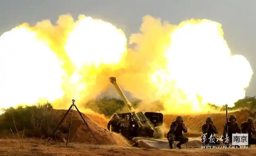 解放军重炮真是凶猛 一开炮火焰冲天!