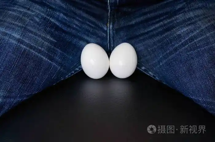 男性的睾丸中的两个白色鸡蛋与副本空间的文本形式