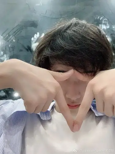 宋亚轩手控福利他的手是不是十八楼最好看的