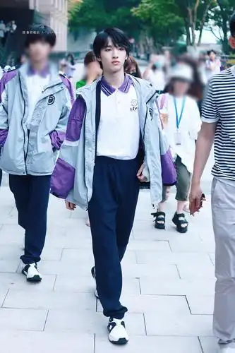 大字报:严浩翔不要缩脖子