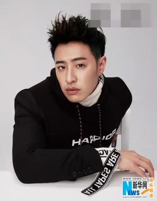 潘玮柏时尚大片 尽显嘻哈本色时尚感max