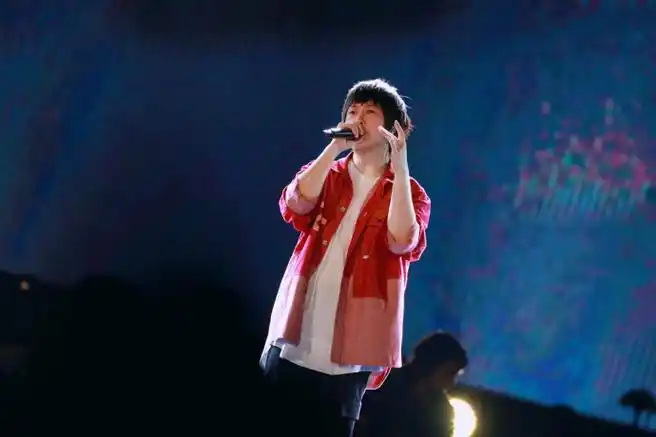 阿信敲鼓超帅,喝水超帅,转身超帅,背影也超帅南京站先出点单人图