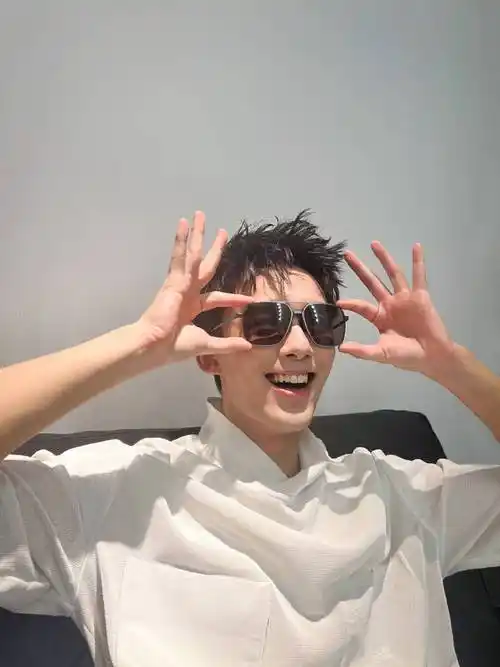 吴磊发了200个谢##吴磊拥抱大雪##吴磊生日营业照