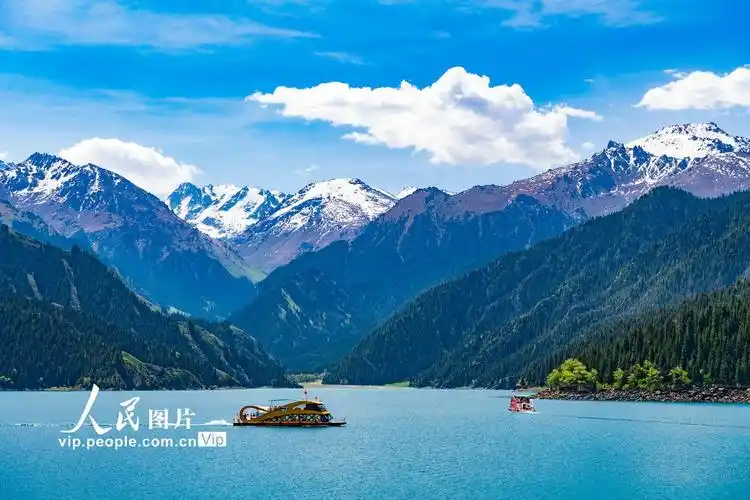 新疆天山天池夏日风景如画