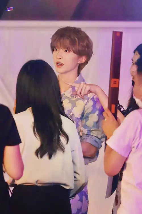 刘宇蓝白印花套装#刘宇参加活动造型～卷发 蓝白印花套装好奶呀,弊排