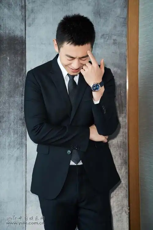 朱亚文低头浅笑