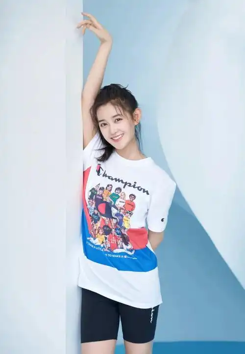 蒋依依真是水灵得696969不行高马尾休闲装走机场清新感溢出屏幕