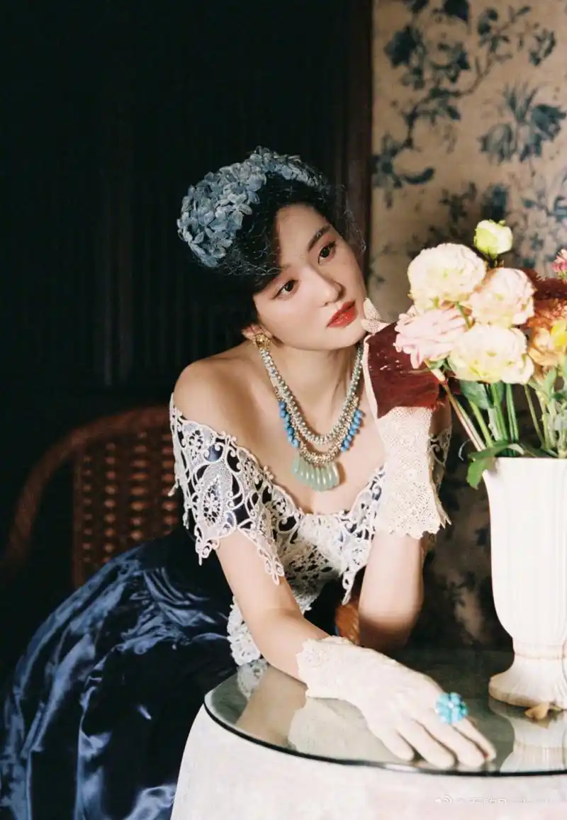 乔欣# 生日照让人惊艳,被油画般的美人吸引住,真是太绝了!