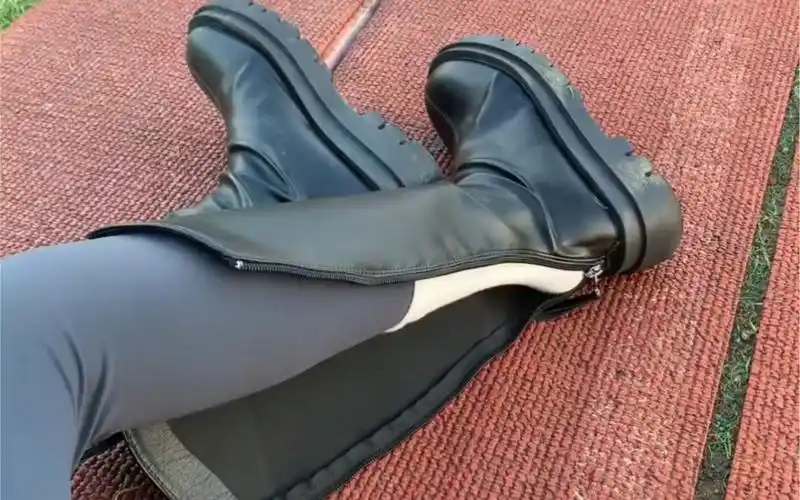 上完体育课,靴子里面全是汗