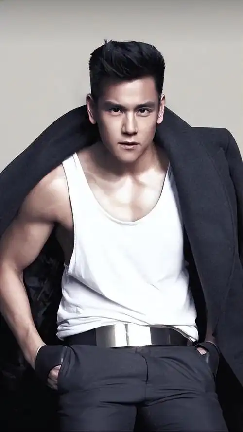 彭于晏出生于台北,3岁时就有了拍电影的经历.