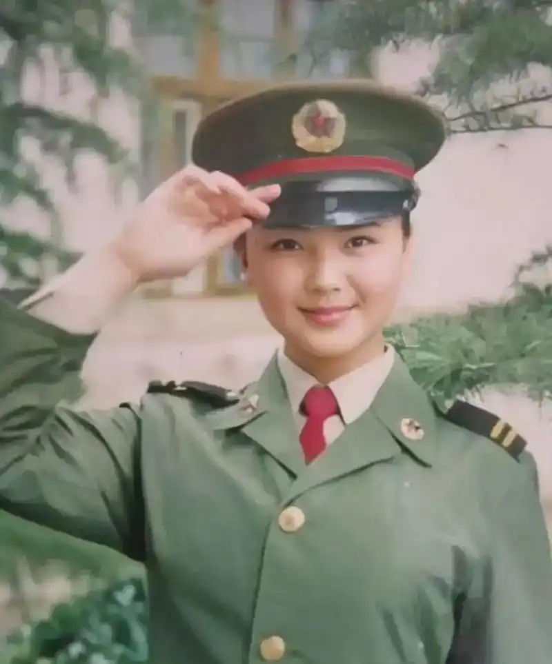 1993年15岁的刘涛的军装照,那时的刘涛是南京军文工团一个年轻的女