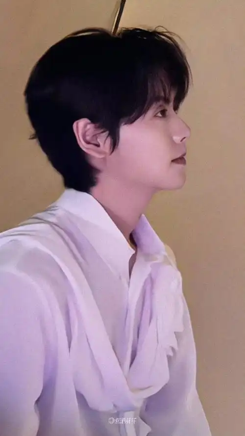 你的头型是一个爱心脓  第一张好绝的下颚线,清晰流畅自然硬朗帅气