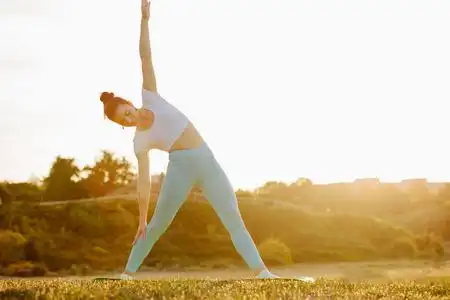 在大自然中放松身心的女人图片