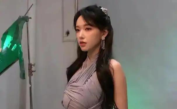 "人间芭比"程潇!因上围丰满傲人被称"奶潇",碾压疯马秀lisa