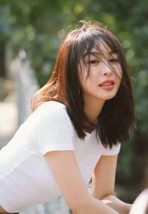 李菲儿晒度假写真 穿白色紧身短t出镜_腹肌_度假_白色