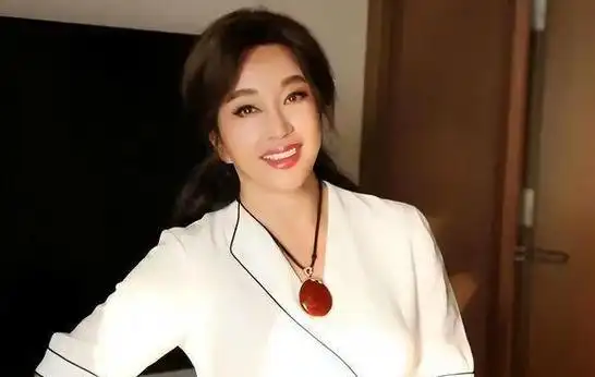 71岁"老姐们"刘晓庆近照曝光,网友质疑:这是"画皮"还是啥?