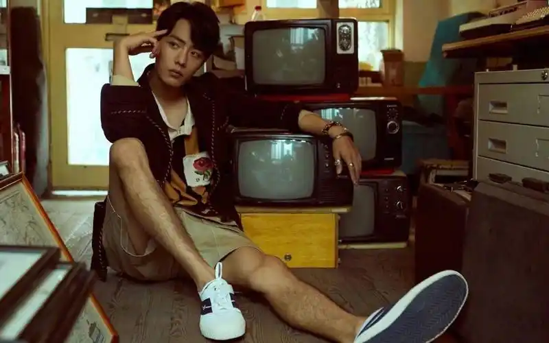 肖战腿毛到底有多性感,一组照片给大家欣赏一下肖战性感的大长腿.