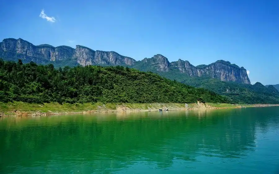 绿水青山柔情,山脉伟岸俊俏!