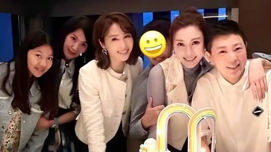 黎姿为李嘉欣庆生李嘉欣携儿子出镜脸比黎姿圆了一圈