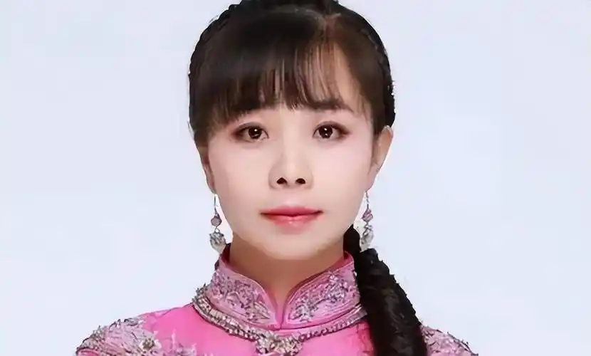 对于自己的过错,王二妮深感内疚,因为李飞一直陪伴着她,直到她逐渐