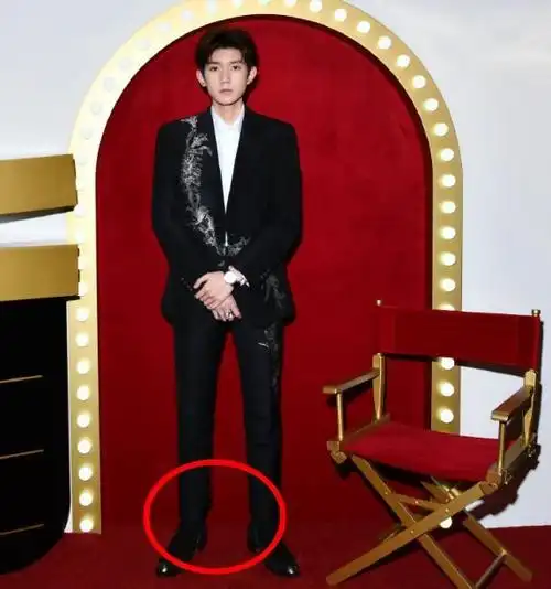 工作室卡点晒王源帅照,脚上黑皮鞋太抢镜,偷穿了妈妈的鞋吗?
