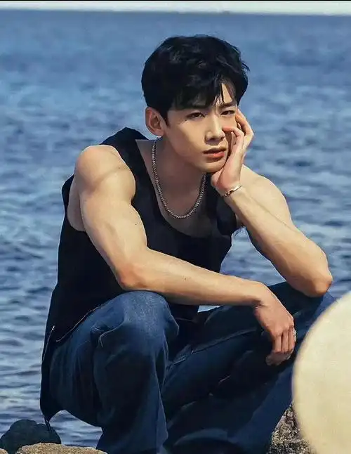 白敬亭这漫画身材突出一个天道酬勤