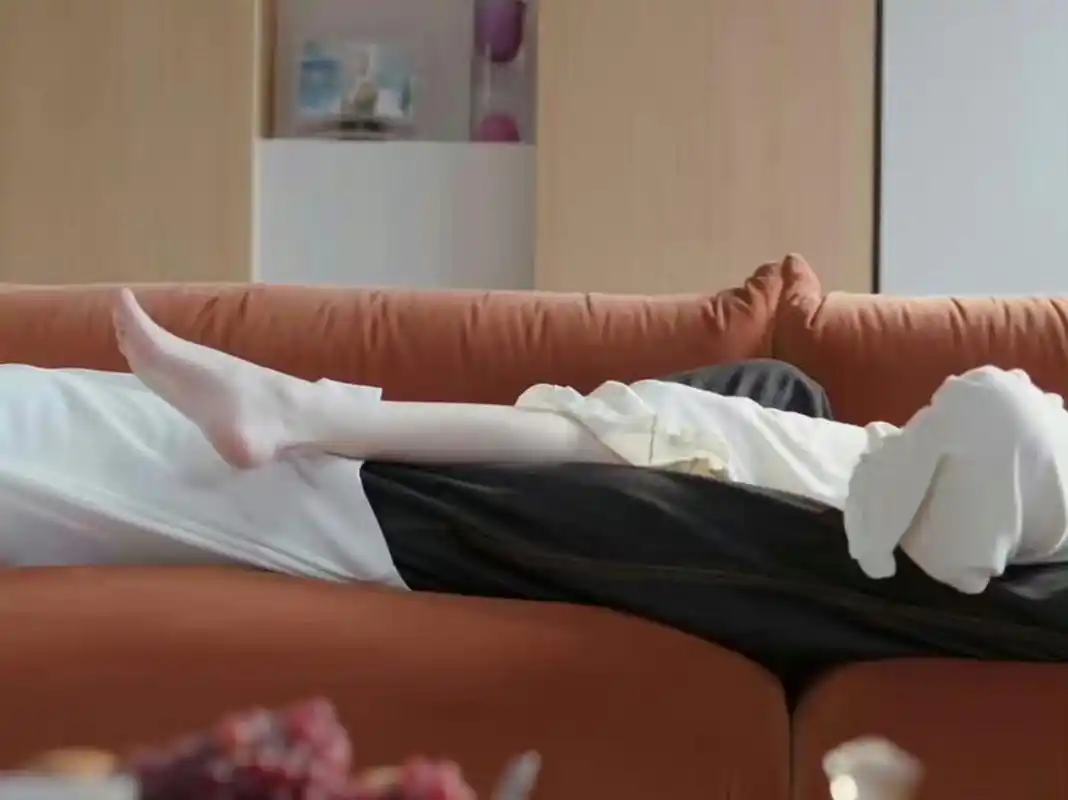 江疏影的腿怎么做到这么白的!感觉都要白的反光了 !