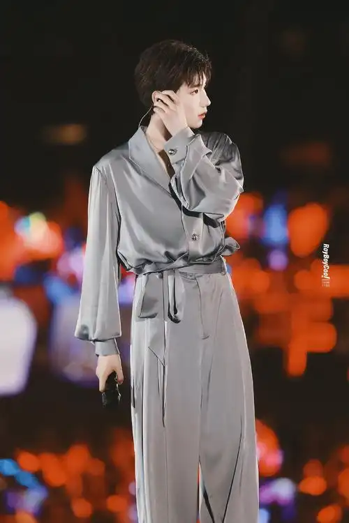 王源六周年穿睡衣的图好撩人啊