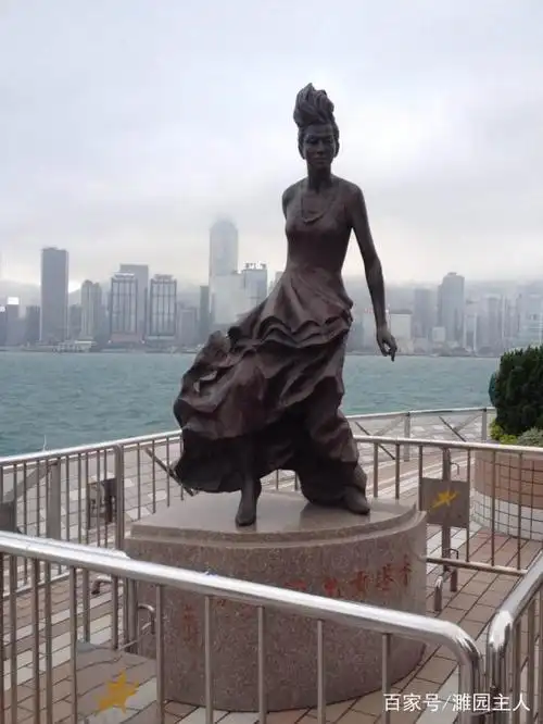 2014年7月18日,梅艳芳铜像竖立在香港星光大道.