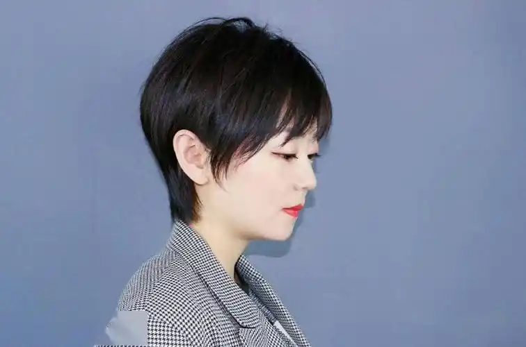 2020流行露耳超短发