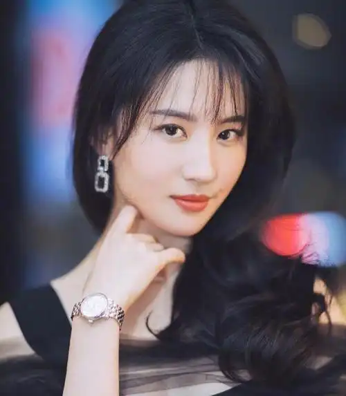 空气刘海搭黑纱裙尽显清纯,简直就是画中人|穿搭_网易订阅