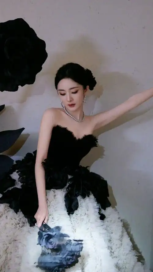 【杨幂 gq盛典出发】杨幂竟然穿这么大的裙摆坐船!