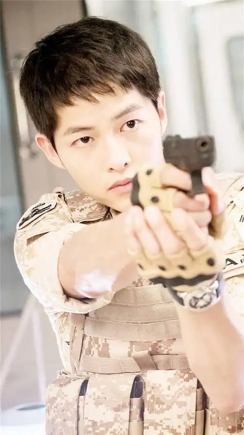 太阳的后裔宋仲基帅气举枪桌面壁纸