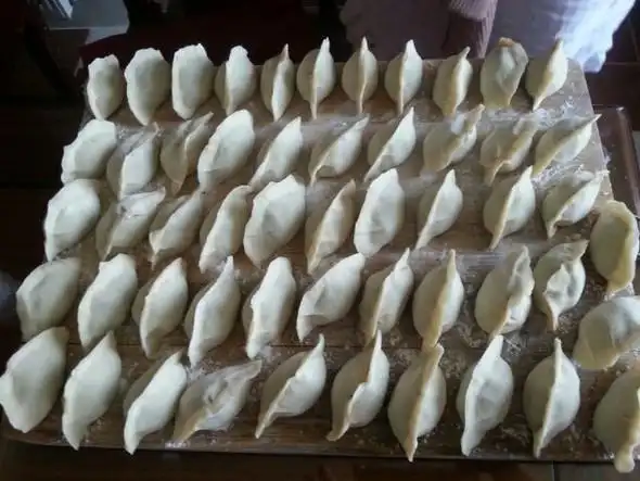 在家包饺子