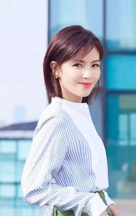 刘涛一身清新又减龄的穿搭超显气质非常的知性优雅