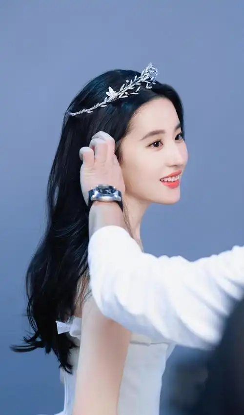 刘亦菲秒换f1赛车轮胎,被网友誉为"女王降临"!