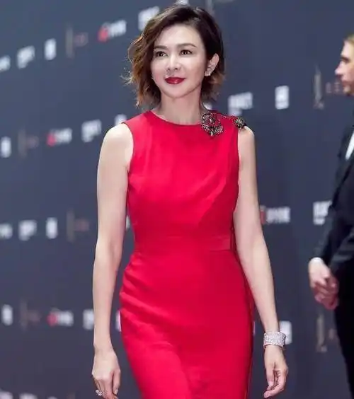 原创57岁关之琳美人迟暮真实颜值曝光成照骗脸部变形太看老