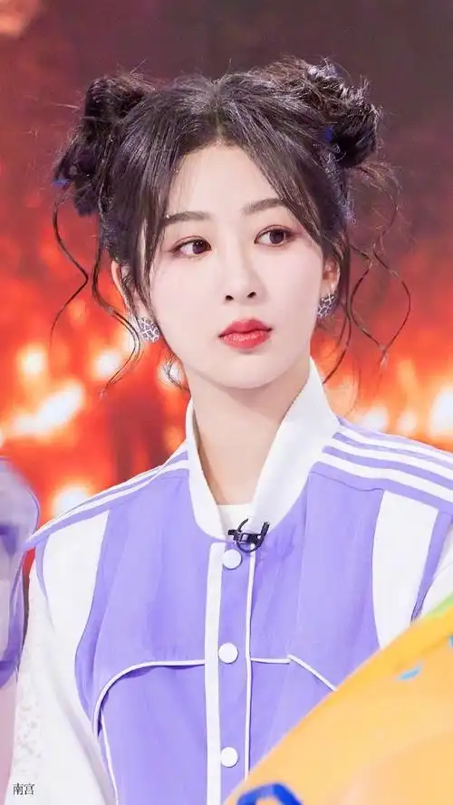 杨紫轻甜糖果妆#今晚你好星期六杨紫造型出炉～轻甜糖果妆也太好看了